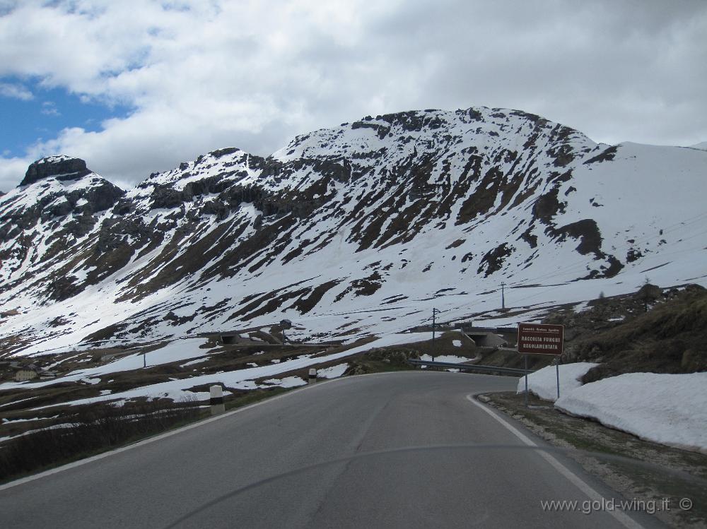 IMG_0775.JPG - Discesa dal passo Pordoi (m 2.239)