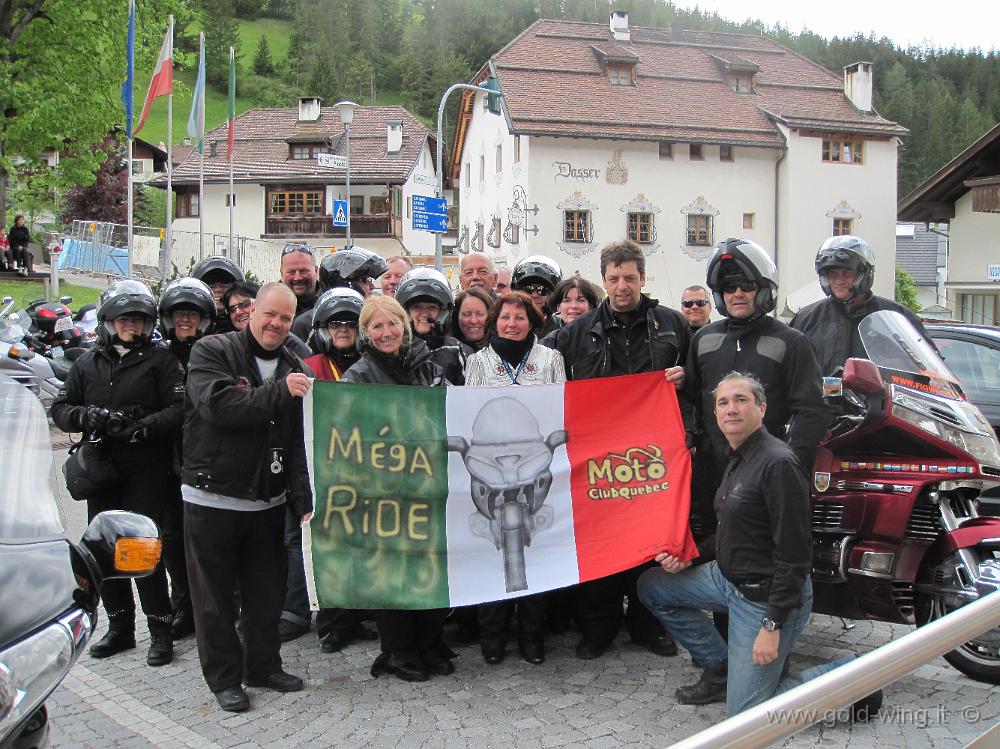 IMG_0801.JPG - San Martino in Badia (BZ): foto di gruppo, Mega Ride 2010; 23 canadesi e un italiano