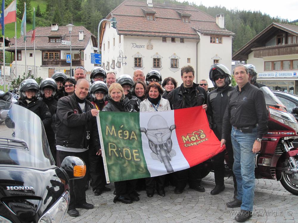 IMG_0802.JPG - San Martino in Badia (BZ): foto di gruppo, Mega Ride 2010; 23 canadesi e un italiano