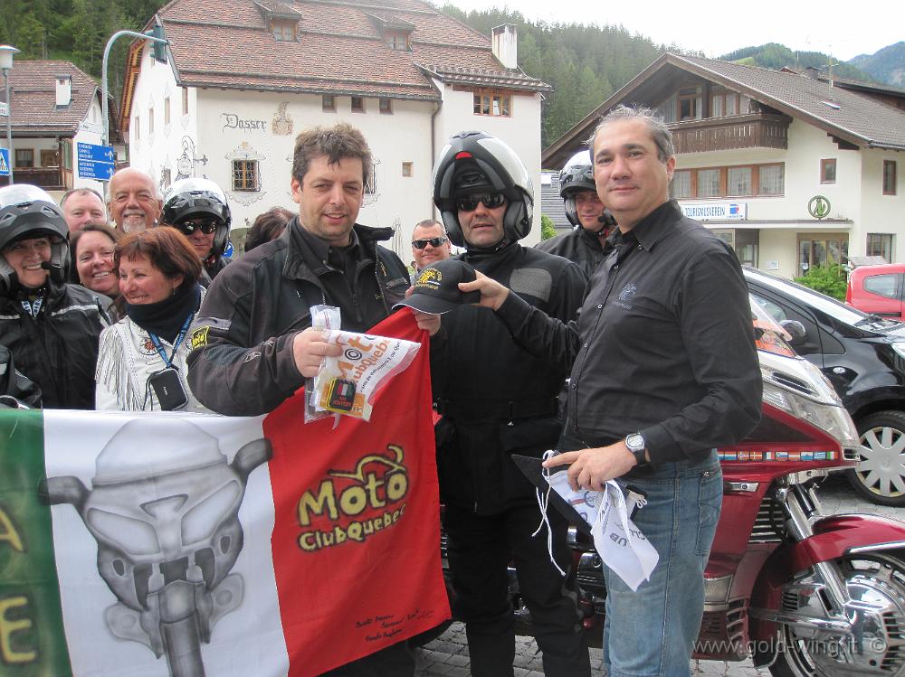 IMG_0803.JPG - San Martino in Badia (BZ). Gemellaggio tra il Moto Club Quebec e il Gold Wing Club i Normanni: scambio di cappellino