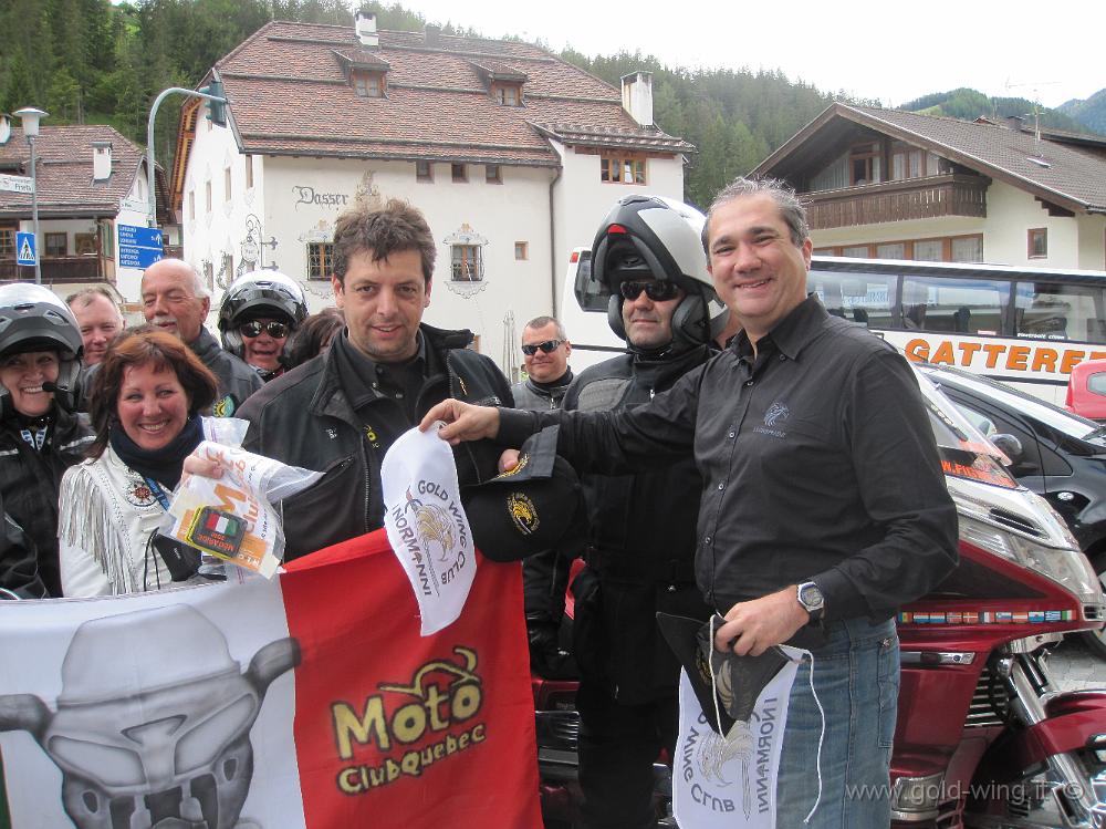 IMG_0805.JPG - San Martino in Badia (BZ). Gemellaggio tra il Moto Club Quebec e il Gold Wing Club i Normanni: scambio di bandiera