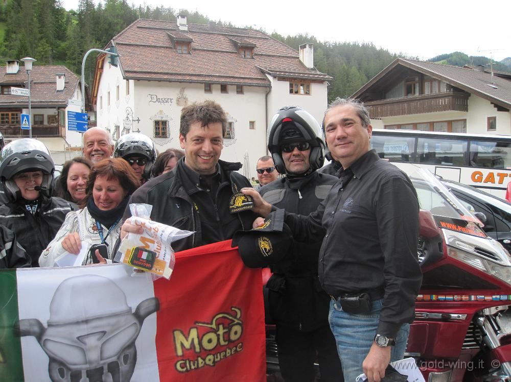 IMG_0806.JPG - San Martino in Badia (BZ). Gemellaggio tra il Moto Club Quebec e il Gold Wing Club i Normanni: scambio di patch