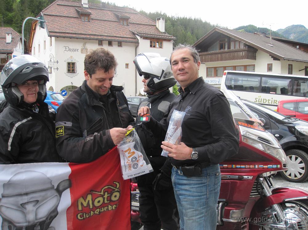 IMG_0807.JPG - San Martino in Badia (BZ). Gemellaggio tra il Moto Club Quebec e il Gold Wing Club i Normanni: scambio di patch