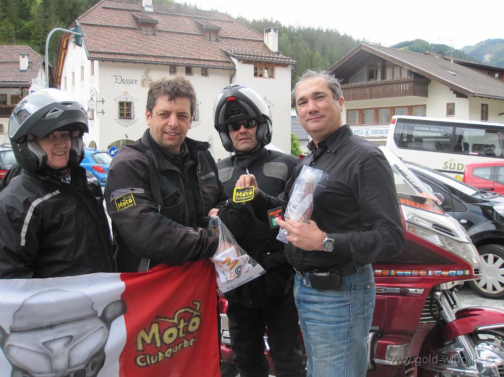 IMG_0808.JPG - San Martino in Badia (BZ). Gemellaggio tra il Moto Club Quebec e il Gold Wing Club i Normanni: scambio di patch