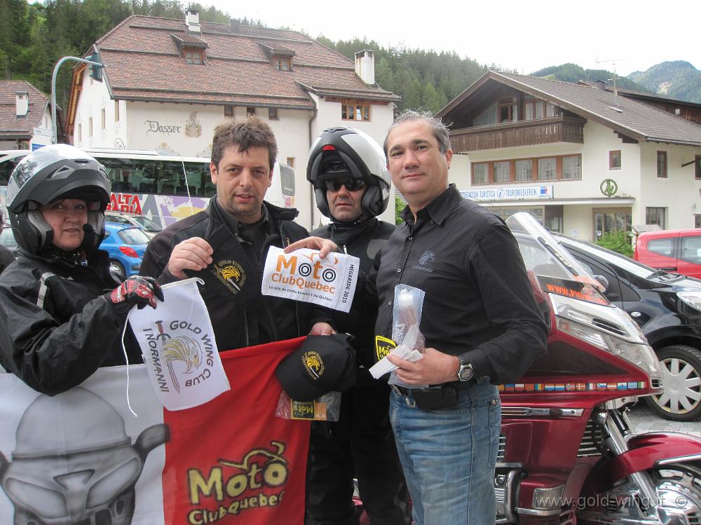 IMG_0810.JPG - San Martino in Badia (BZ). Gemellaggio tra il Moto Club Quebec e il Gold Wing Club i Normanni: scambio di bandiere