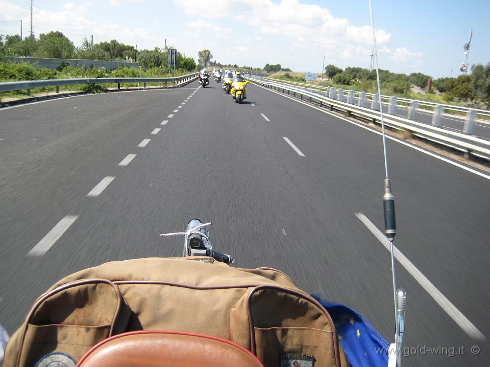 IMG_0110.JPG - Tra Lecce e Maglie: il gruppo delle moto ripreso dalla videocamera