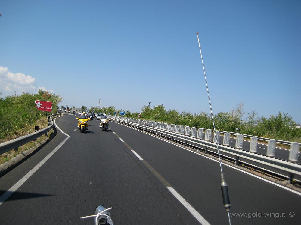 IMG_0112.JPG - Tra Lecce e Maglie: il gruppo delle moto ripreso dalla videocamera