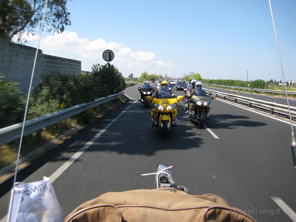 IMG_0115.JPG - Tra Lecce e Maglie: il gruppo delle moto ripreso dalla videocamera