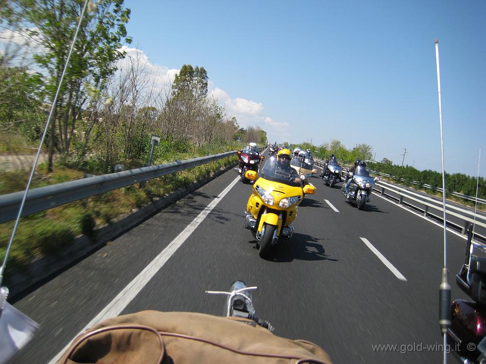 IMG_0117.JPG - Tra Lecce e Maglie: il gruppo delle moto ripreso dalla videocamera