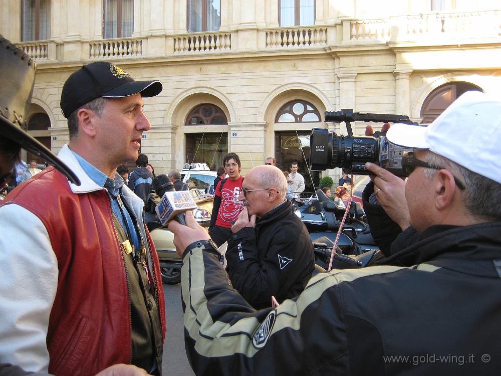 IMG_0553.JPG - Intervista tv al Presidente del Gold Wing Club i Normanni