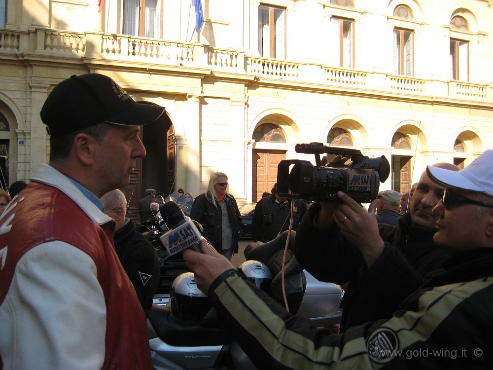 IMG_0554.JPG - Intervista tv al Presidente del Gold Wing Club i Normanni