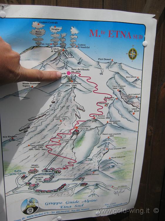 IMG_0660.JPG - Etna: stazione terminale della funivia (m 2.500). Adesso si sale alla Torre del Filosofo (m 2.920)