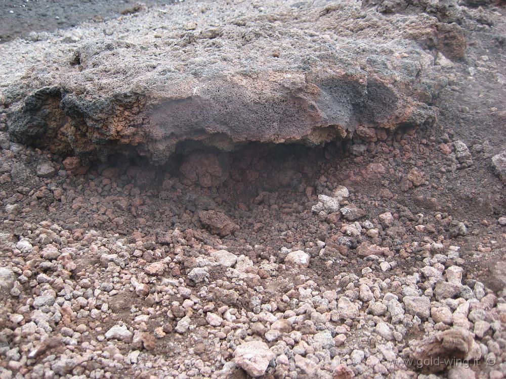 IMG_0694.JPG - Etna: fessure nella roccia da cui esce aria calda