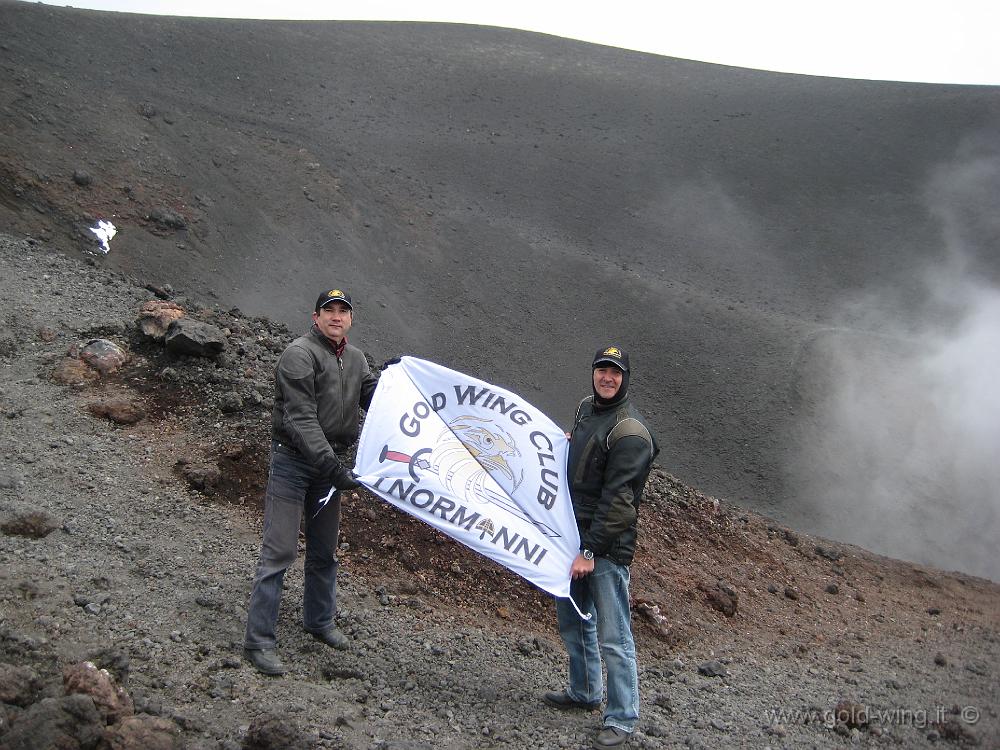 IMG_0717.JPG - Etna, nuovi coni eruzione 2002-2003: Presidente e Segretario del Gold Wing Club i Normanni