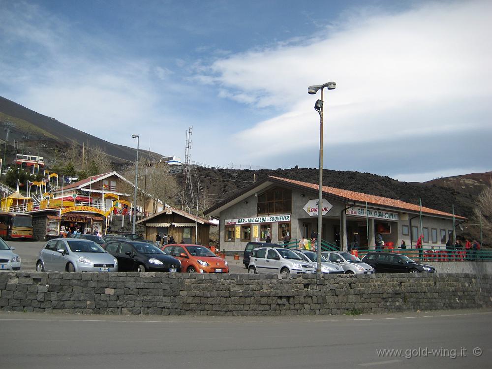 IMG_0739.JPG - Etna: il piazzale di partenza della funivia