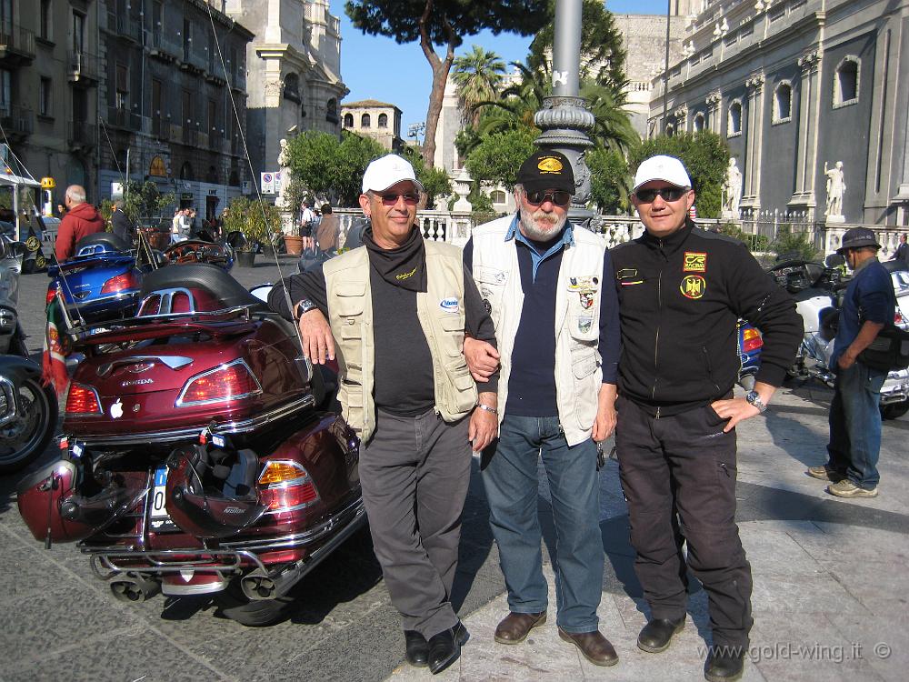 IMG_0766.JPG - Catania, piazza Duomo. Il Team: Tonino, Ezio e Giovanni