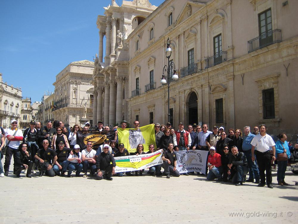 IMG_0834.JPG - Siracusa: piazza Duomo. Foto di gruppo: FIGWC - GWC Lupi - GWC Normanni - GWC Top Rider