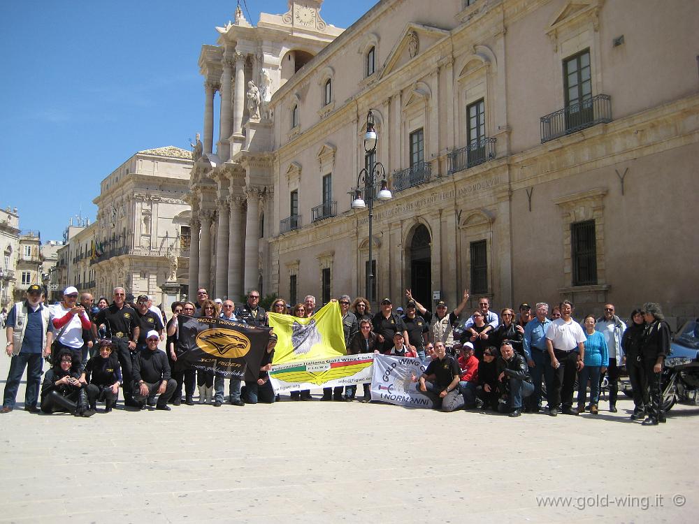 IMG_0836.JPG - Siracusa: piazza Duomo. Foto di gruppo: FIGWC - GWC Lupi - GWC Normanni - GWC Top Rider