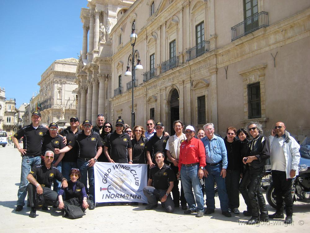 IMG_0837.JPG - Siracusa: piazza Duomo. Foto di gruppo: Gold Wing Club i Normanni