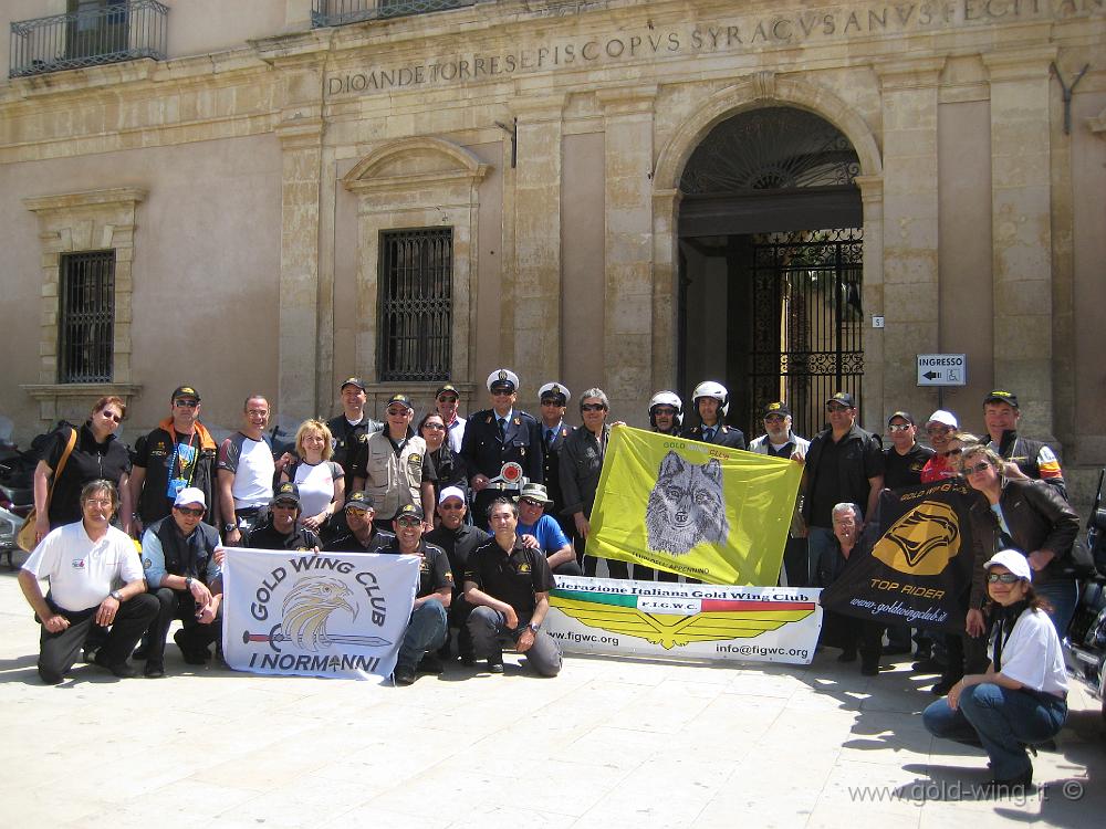 IMG_0838.JPG - Siracusa: piazza Duomo. Foto di gruppo: Polizia Municipale - FIGWC - GWC Lupi - GWC Normanni - GWC Top Rider