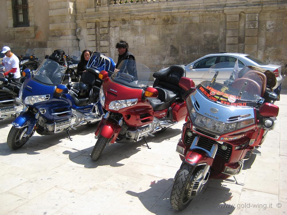 IMG_0839.JPG - Siracusa, piazza Duomo: le moto dei partecipanti