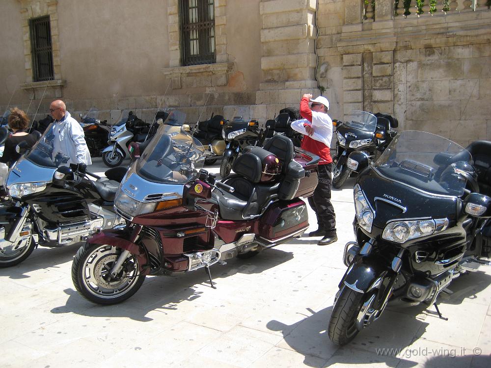 IMG_0840.JPG - Siracusa, piazza Duomo: le moto dei partecipanti