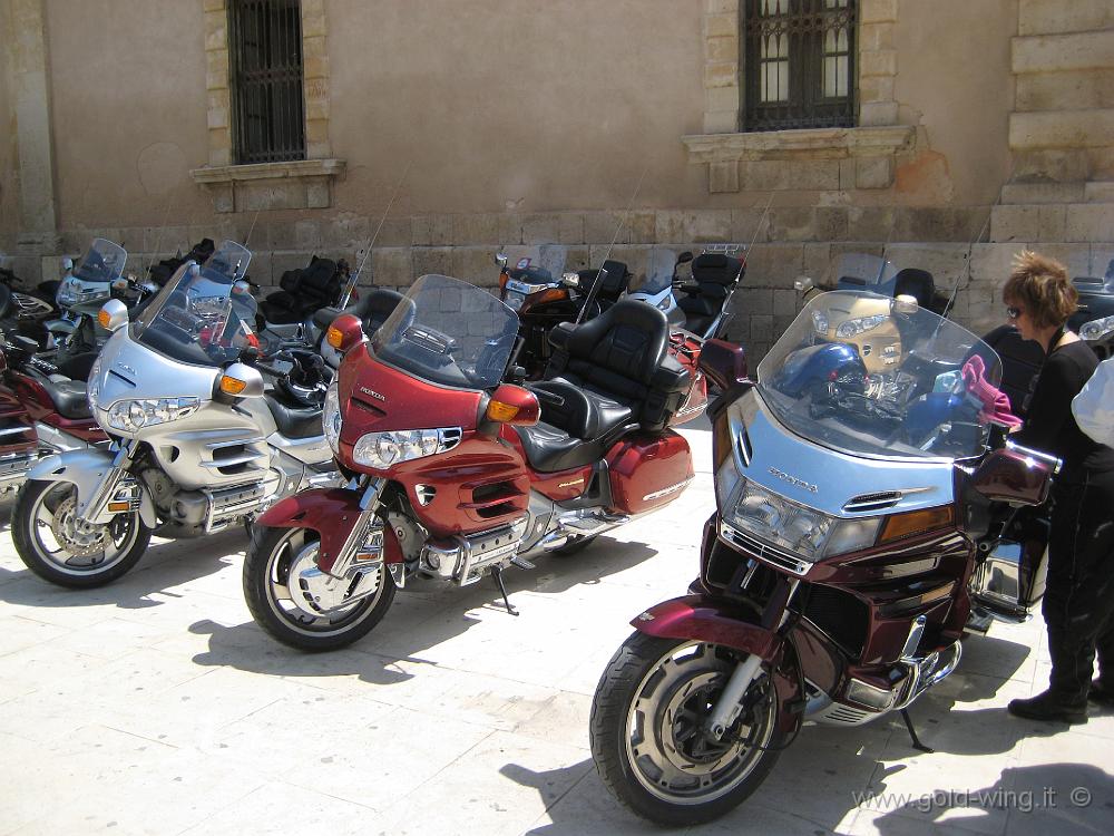 IMG_0841.JPG - Siracusa, piazza Duomo: le moto dei partecipanti