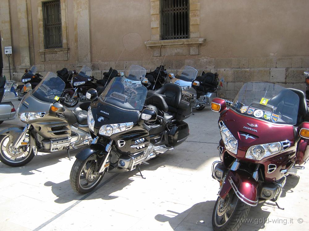 IMG_0842.JPG - Siracusa, piazza Duomo: le moto dei partecipanti