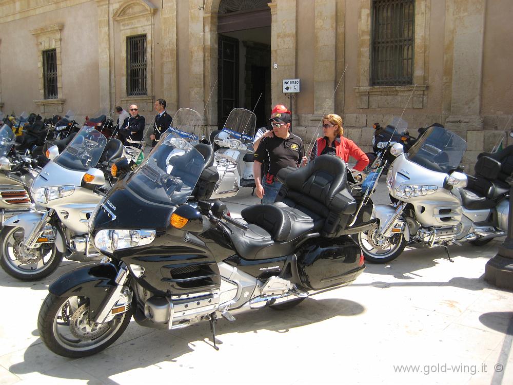 IMG_0843.JPG - Siracusa, piazza Duomo: le moto dei partecipanti