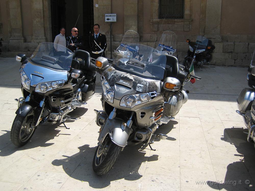 IMG_0844.JPG - Siracusa, piazza Duomo: le moto dei partecipanti