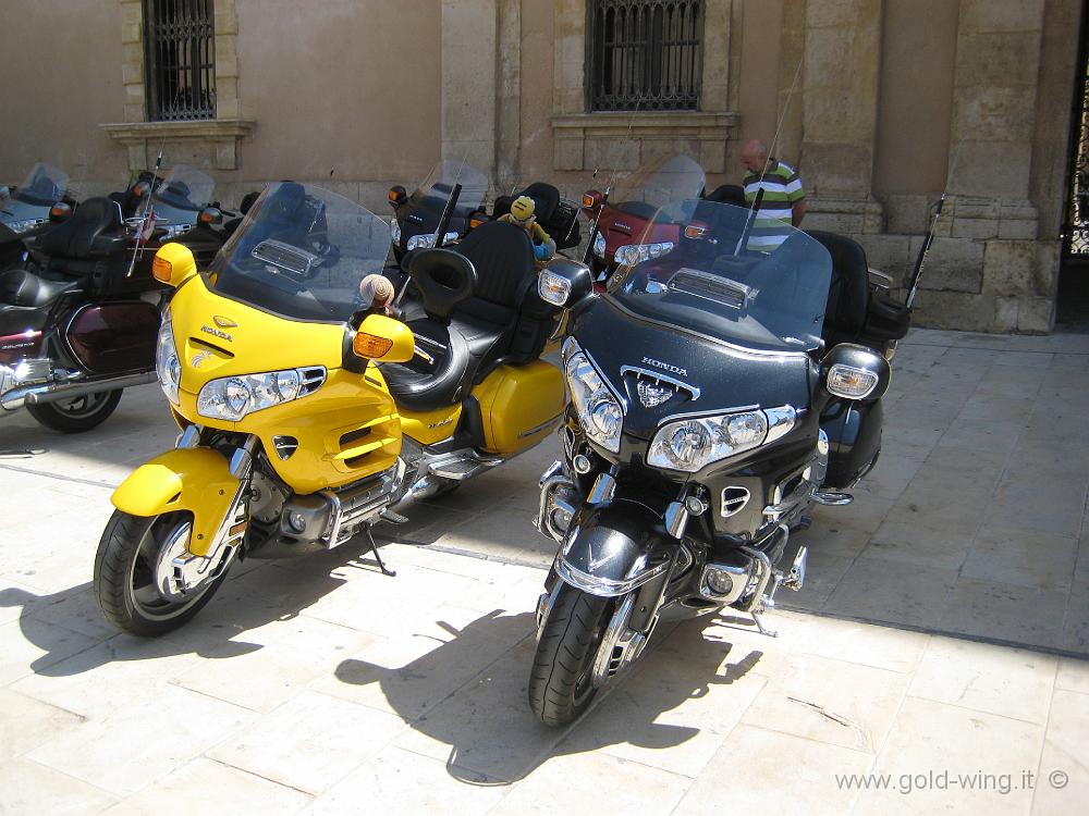 IMG_0845.JPG - Siracusa, piazza Duomo: le moto dei partecipanti