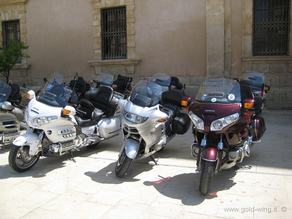 IMG_0846.JPG - Siracusa, piazza Duomo: le moto dei partecipanti