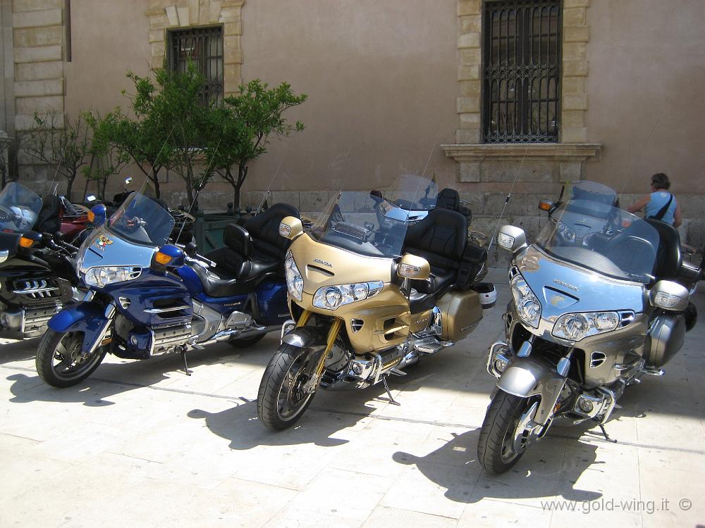 IMG_0847.JPG - Siracusa, piazza Duomo: le moto dei partecipanti