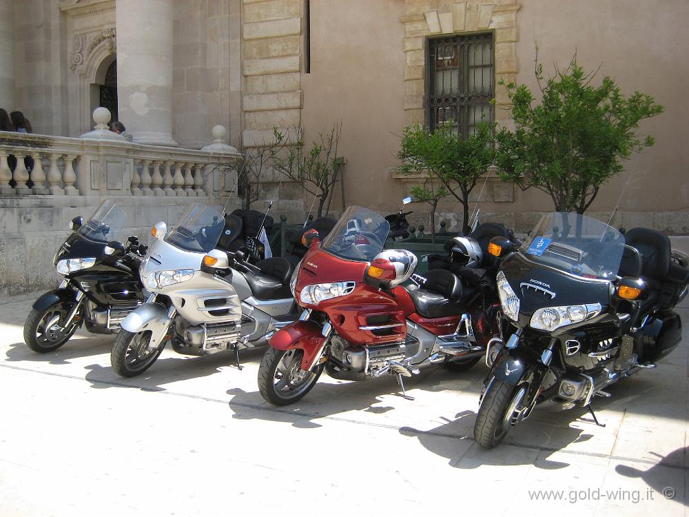 IMG_0848.JPG - Siracusa, piazza Duomo: le moto dei partecipanti