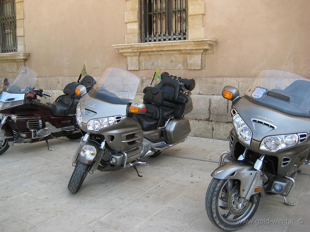 IMG_0849.JPG - Siracusa, piazza Duomo: le moto dei partecipanti