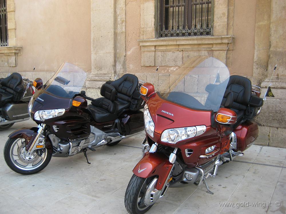 IMG_0850.JPG - Siracusa, piazza Duomo: le moto dei partecipanti