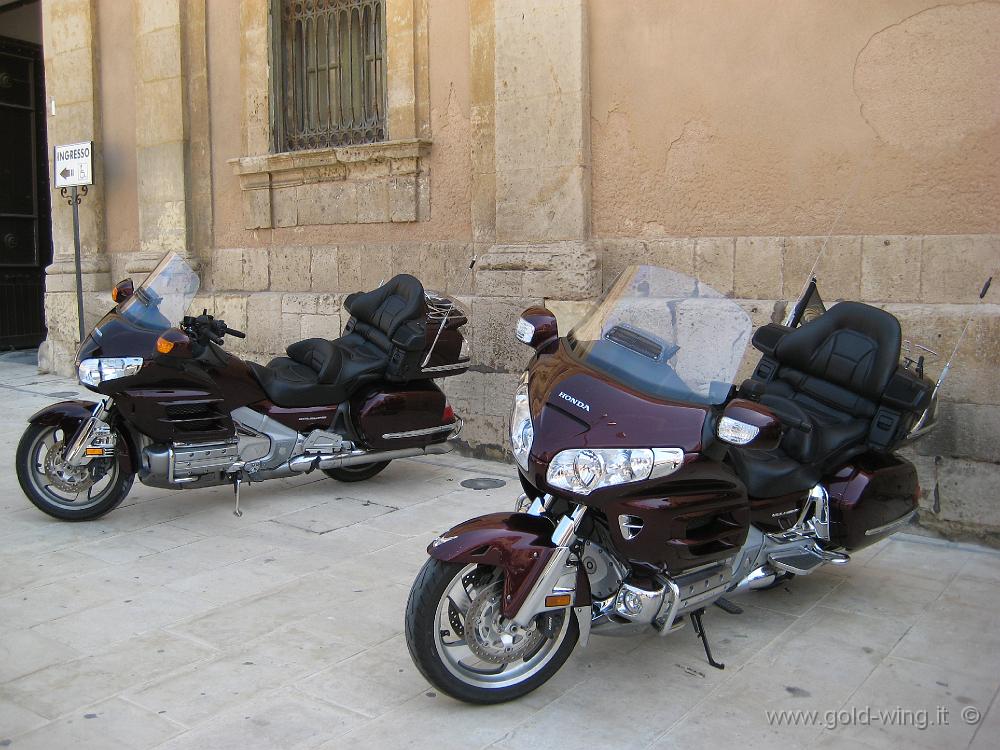 IMG_0851.JPG - Siracusa, piazza Duomo: le moto dei partecipanti