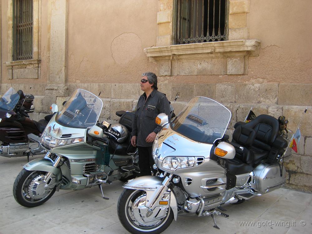 IMG_0852.JPG - Siracusa, piazza Duomo: le moto dei partecipanti