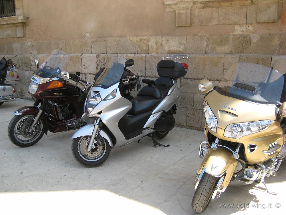 IMG_0853.JPG - Siracusa, piazza Duomo: le moto dei partecipanti