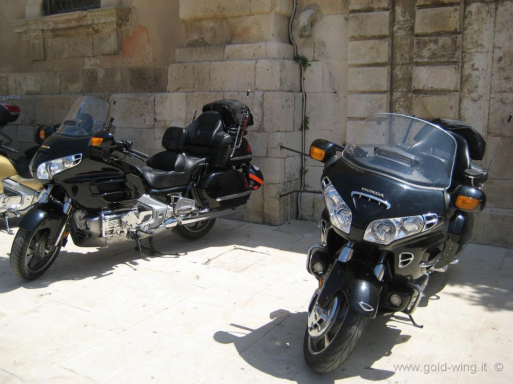 IMG_0854.JPG - Siracusa, piazza Duomo: le moto dei partecipanti