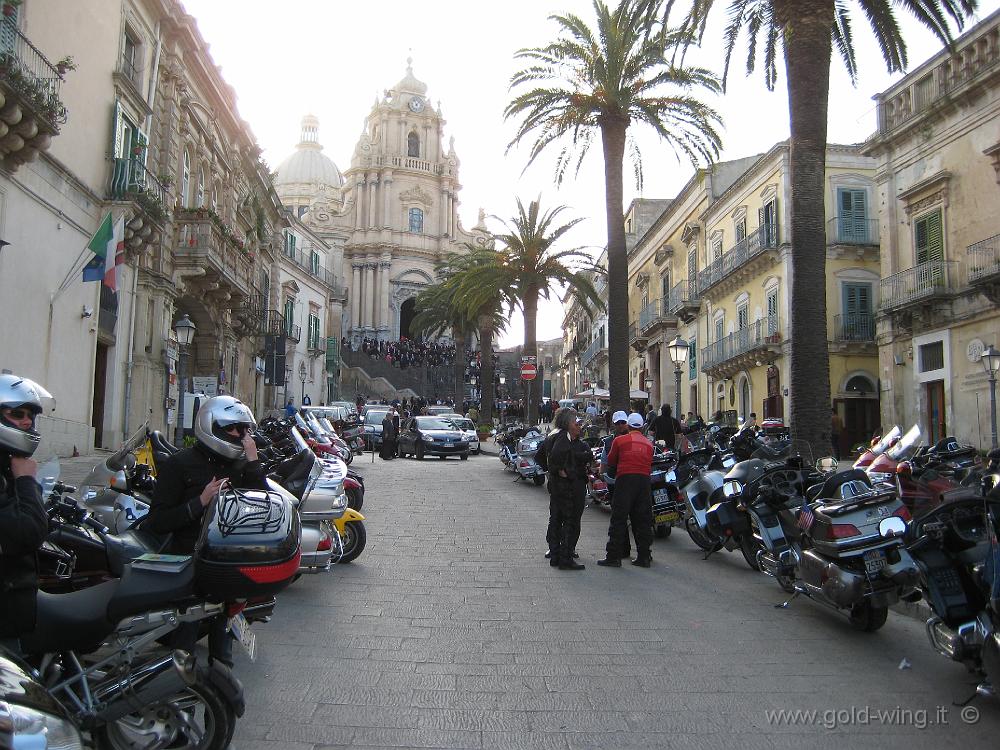 IMG_1005.JPG - Ragusa: piazza Duomo