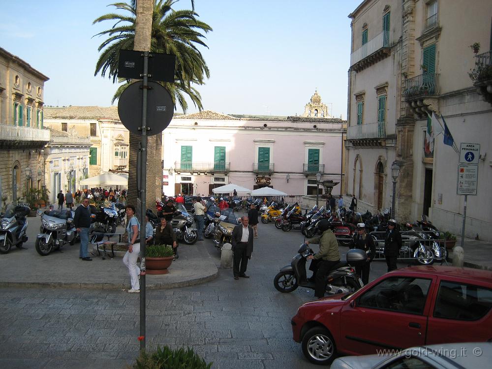 IMG_1008.JPG - Ragusa: piazza Duomo