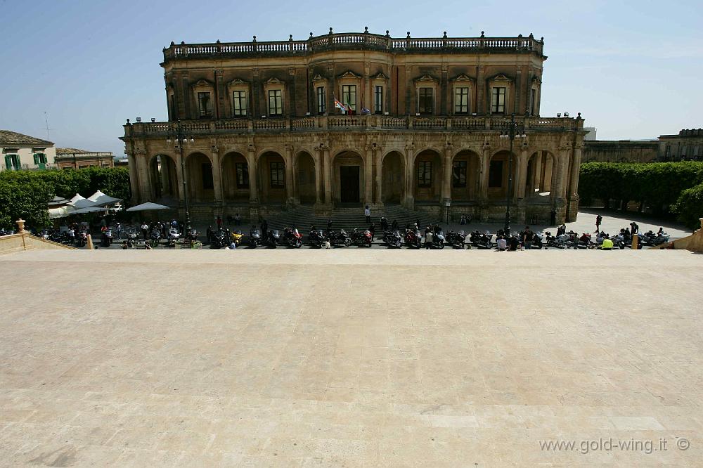 MU8A4345.JPG - Noto: tutte le moto ai piedi del Duomo