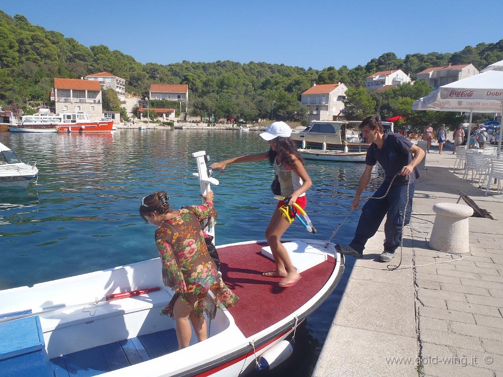 P8230330.JPG - Nemmeno il tempo di prendere fiato e... si riparte: moglie e figlia stanno partendo per l'isola vicina. Loro salgono sulla barca a motore...