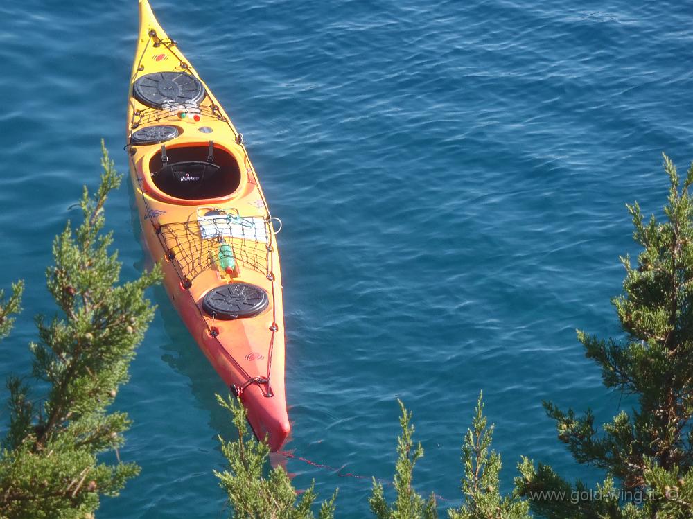 P8230346.JPG - Il kayak ancorato presso l'isola di Pomestak