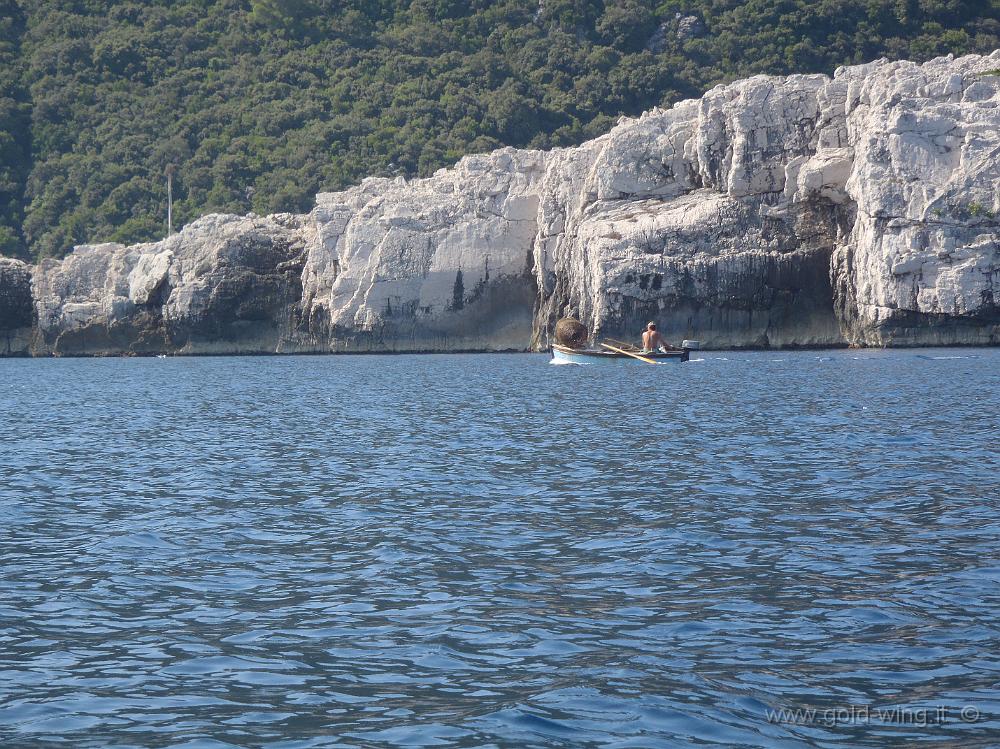 P8250537.JPG - Imbarcazione di pescatore presso l'Isola Kobrava