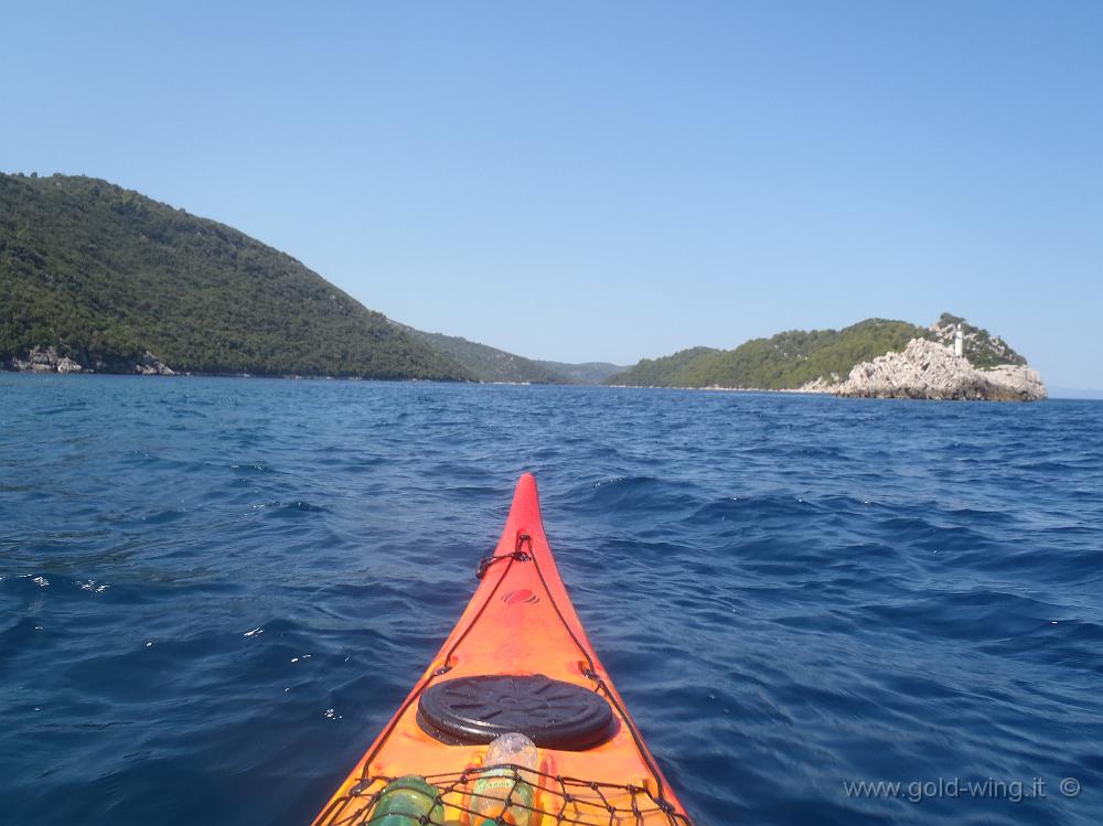 P8250569.JPG - Passaggio tra lo scoglio (con faro) Skojic od Kule e Mljet