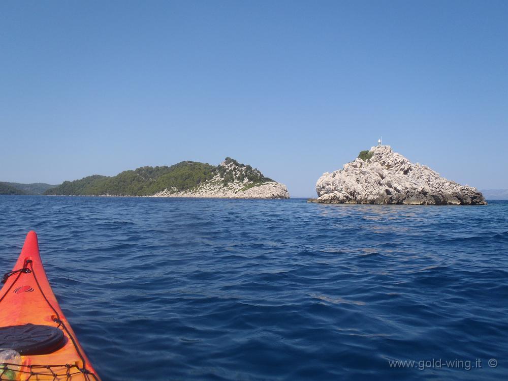 P8250570.JPG - Scoglio (con faro) Skojic od Kule e isola Kobrava