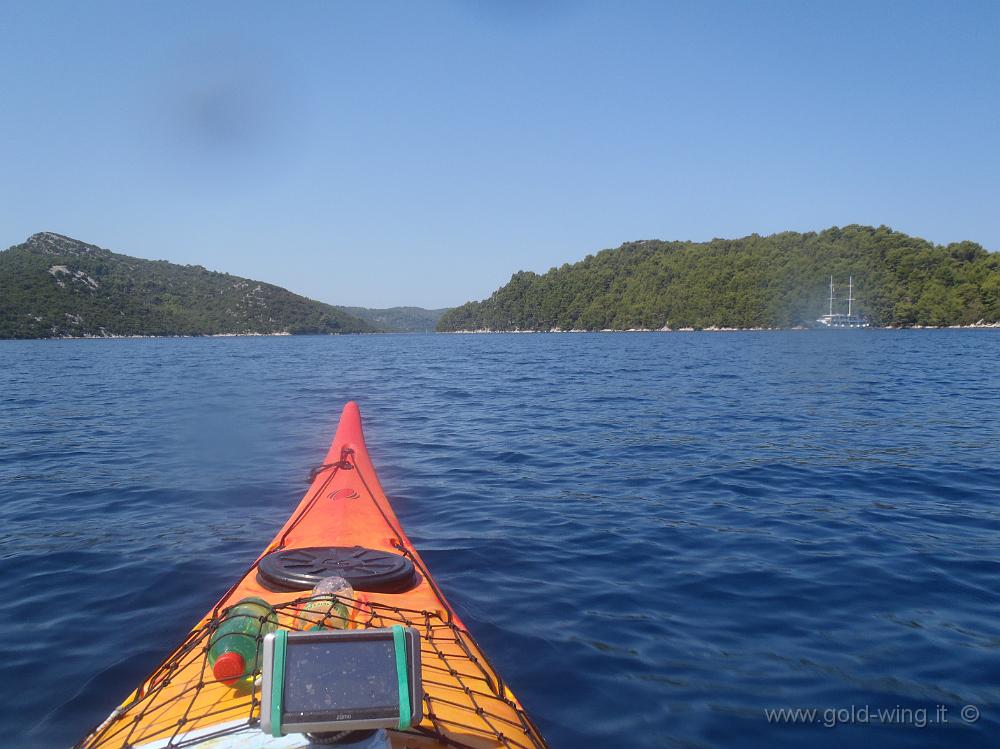 P8250575.JPG - Passaggio tra l'isola Kobrava (a destra) e Mljet