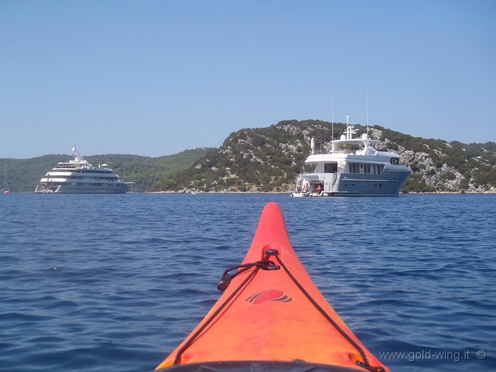 P8250585.JPG - Passaggio tra l'isola Kobrava (a destra) e Mljet